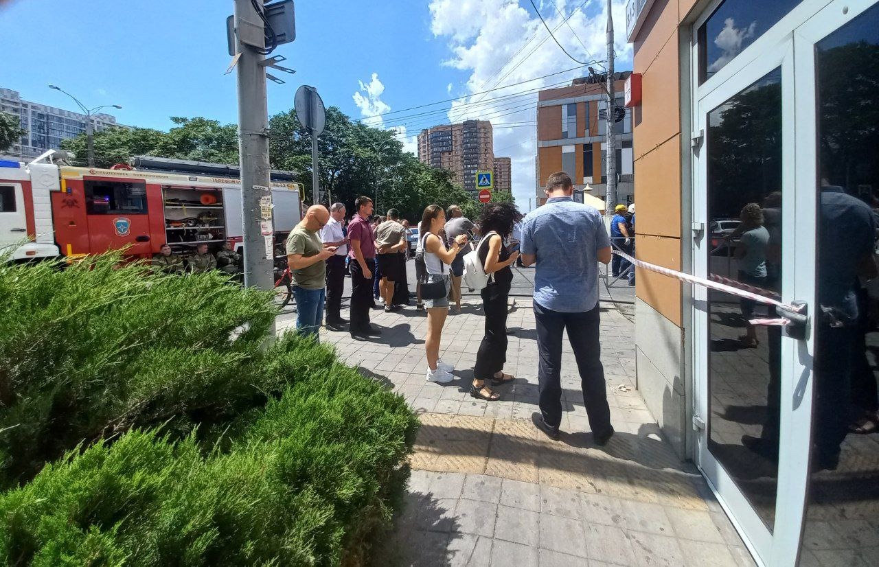 Женщина, мужчина и ребенок, которые находились внутри BMW, выпавшей с 3-го этажа «Галереи» в Краснодаре, погибли