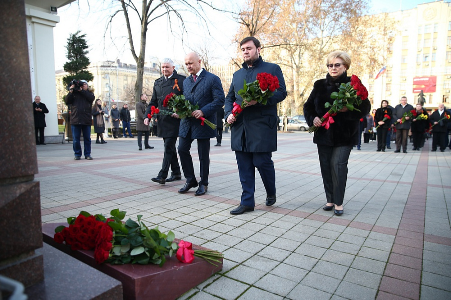 В Краснодаре памятники воинам-кубанцам в День Героев Отечества остались без внимания чиновников