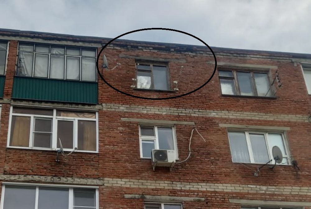 Из дома с часами вываливаются кирпичи