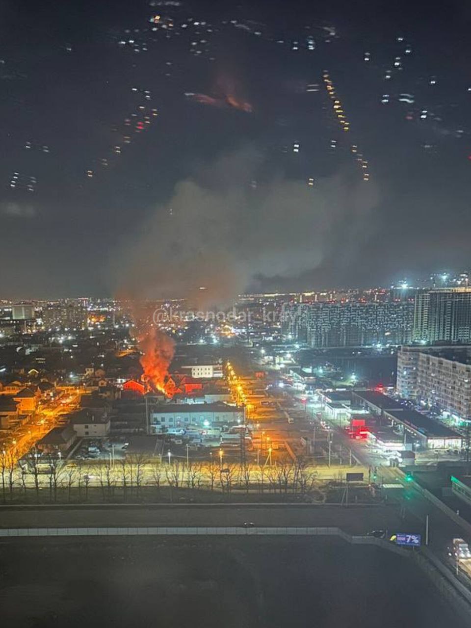 Мощный пожар охватил жилой дом в Краснодаре