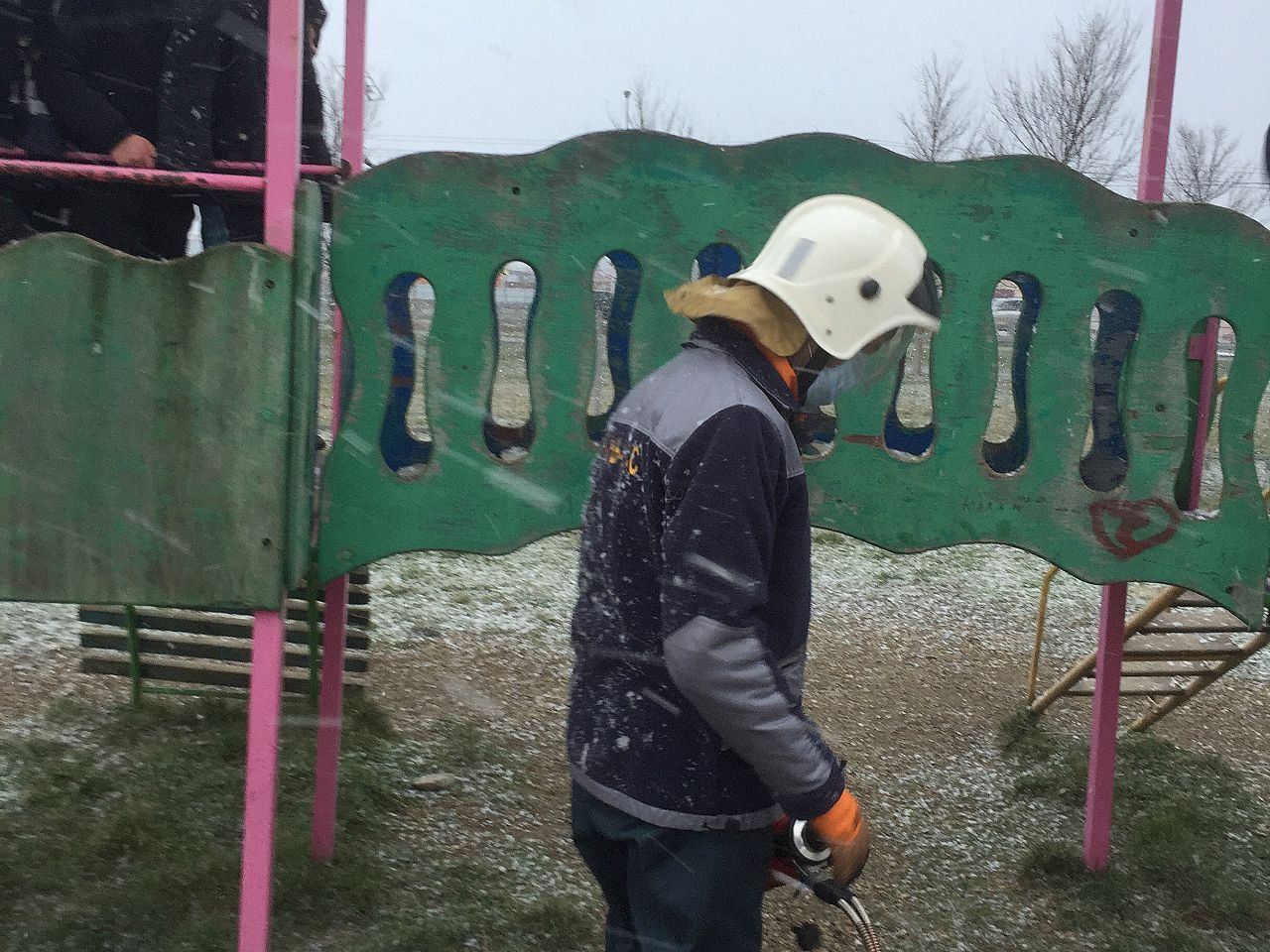 В Краснодарском крае школьнице зажало голову на детской площадке
