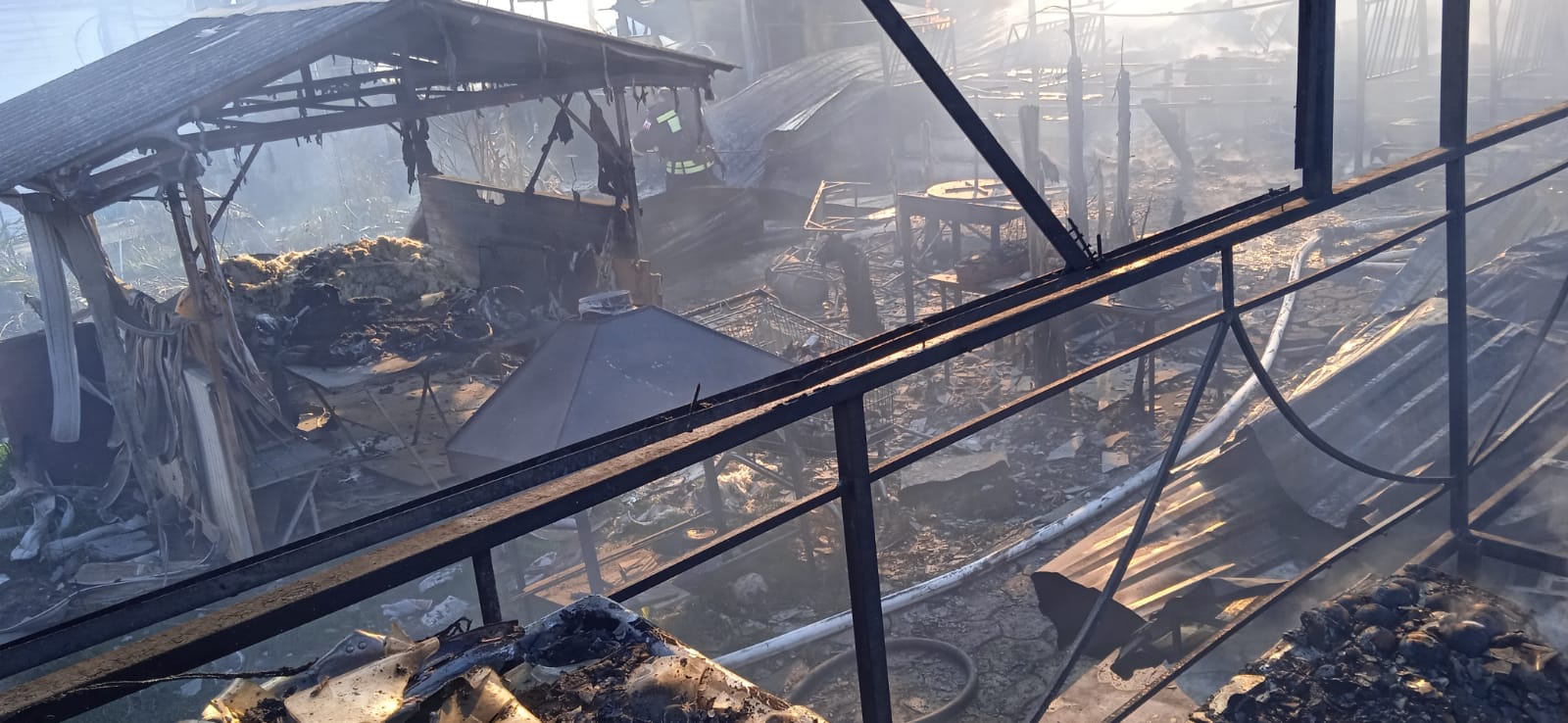 В Сочи крупный пожар охватил частный дом ВИДЕО