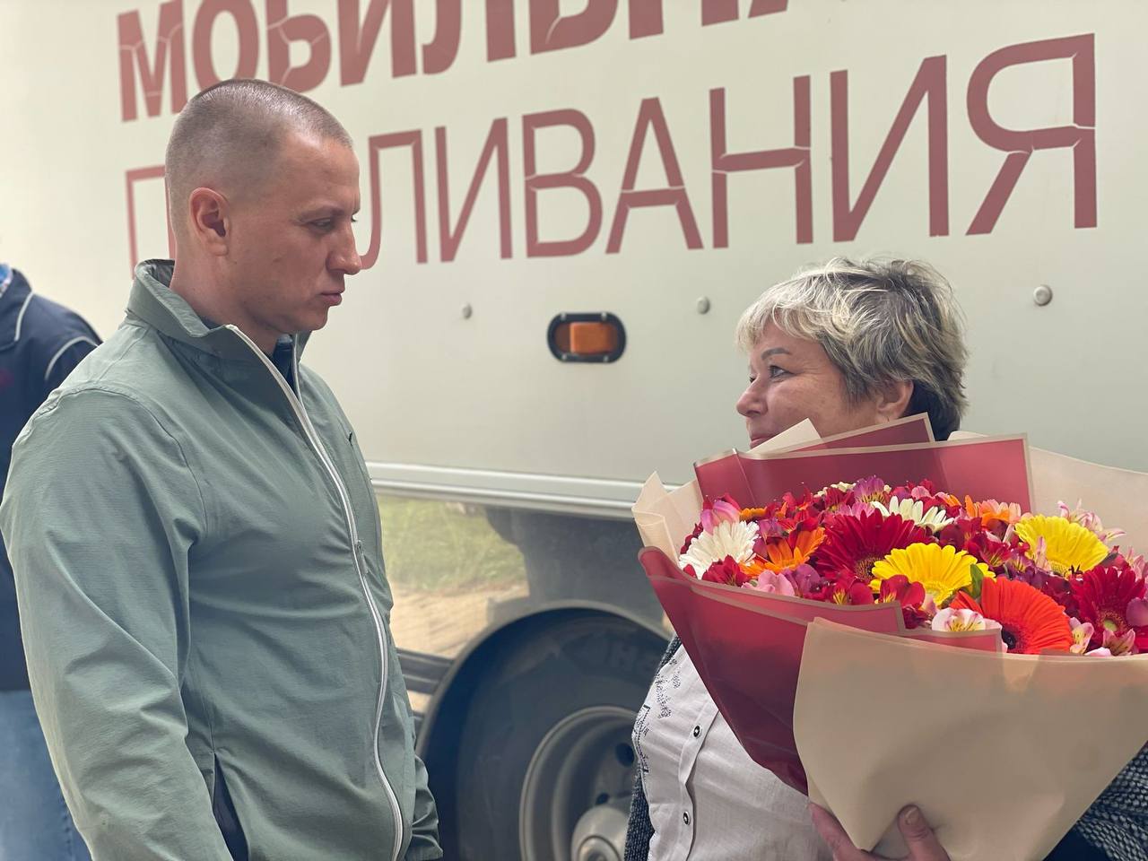Депутат городской Думы Краснодара Андрей Анашкин поздравил почетных доноров и вручил им подарки