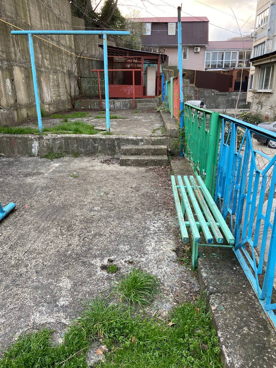 Кошмары на улице в Туапсе: детская площадка ужасает своим 