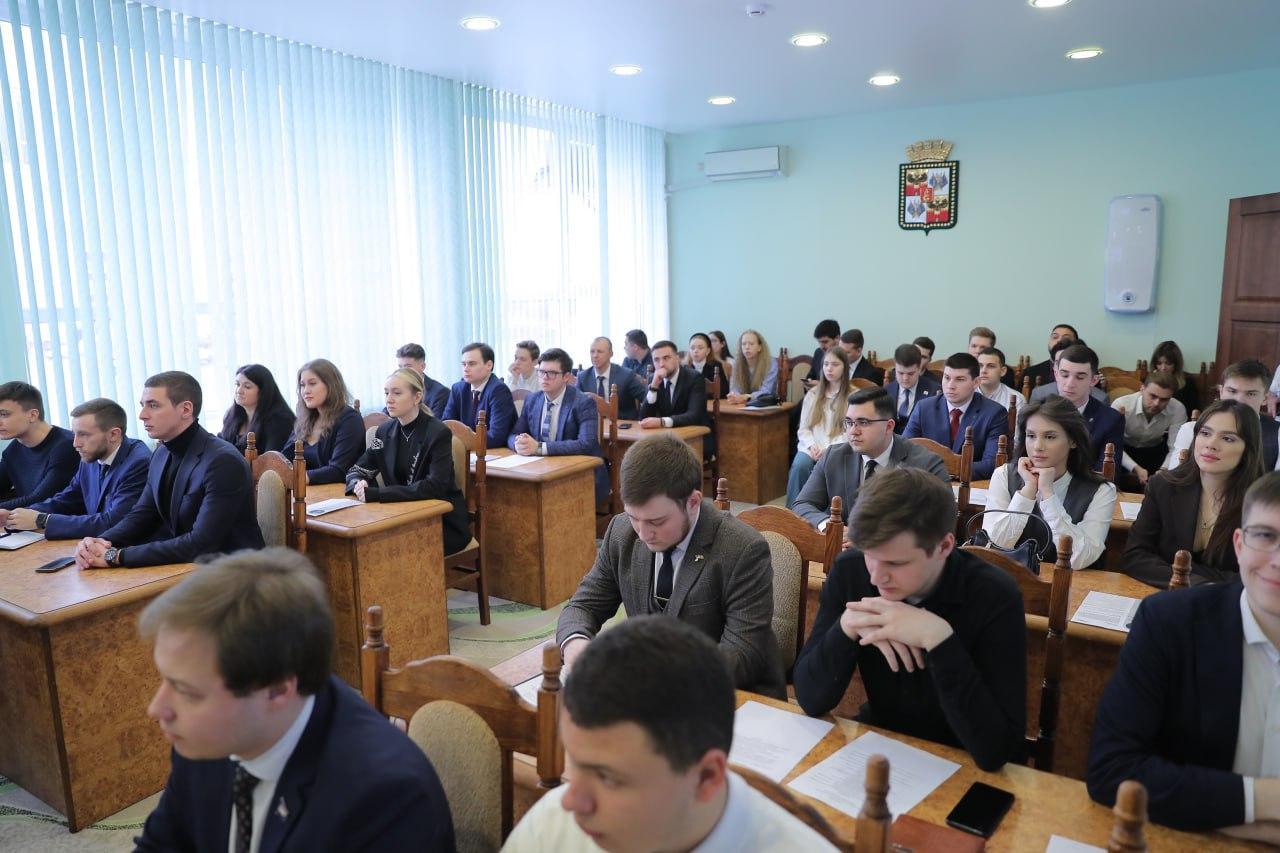 Одним махом: в мэрии Краснодара с нарушениями избрали Молодежный парламент