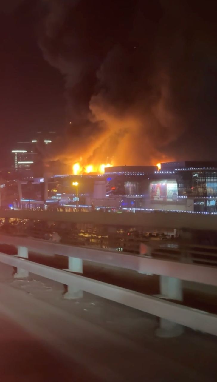 Прямо сейчас горит здание «Крокус сити холла» в Подмосковье