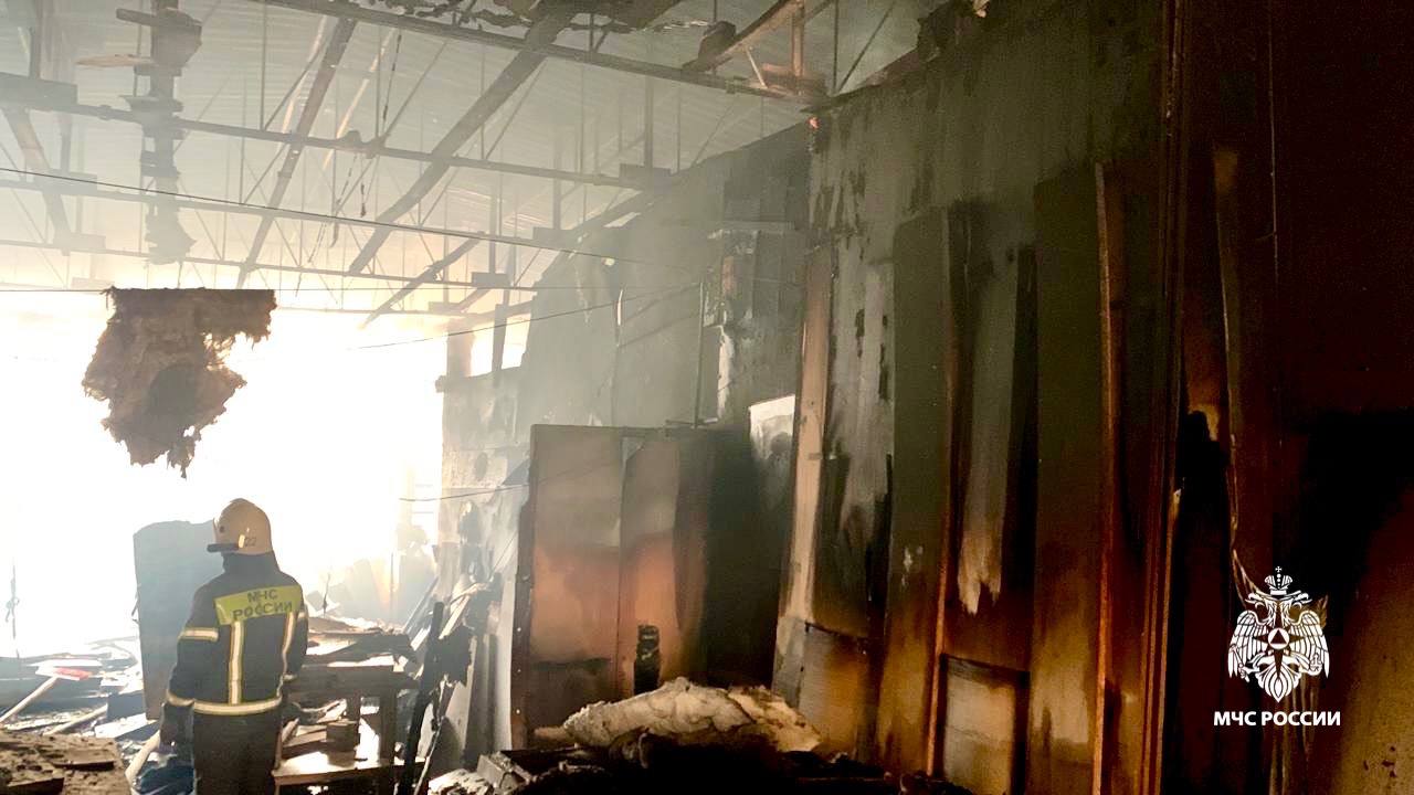 Мощный пожар охватил мебельный цех под Краснодаром