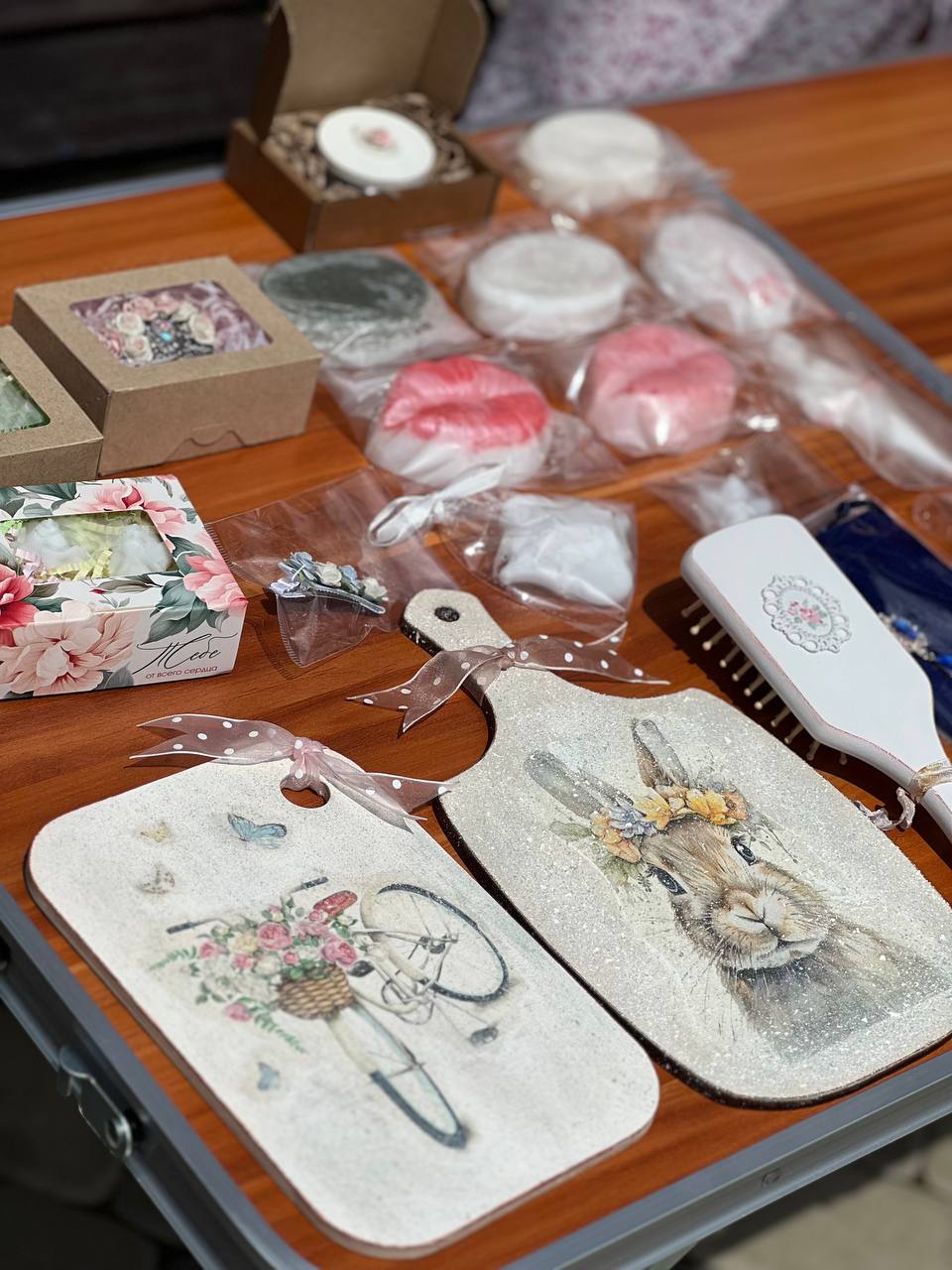 Картины с посланиями и украшения из бисера: ярмарка мастеров прошла в микрорайоне «Самолет» в Краснодаре