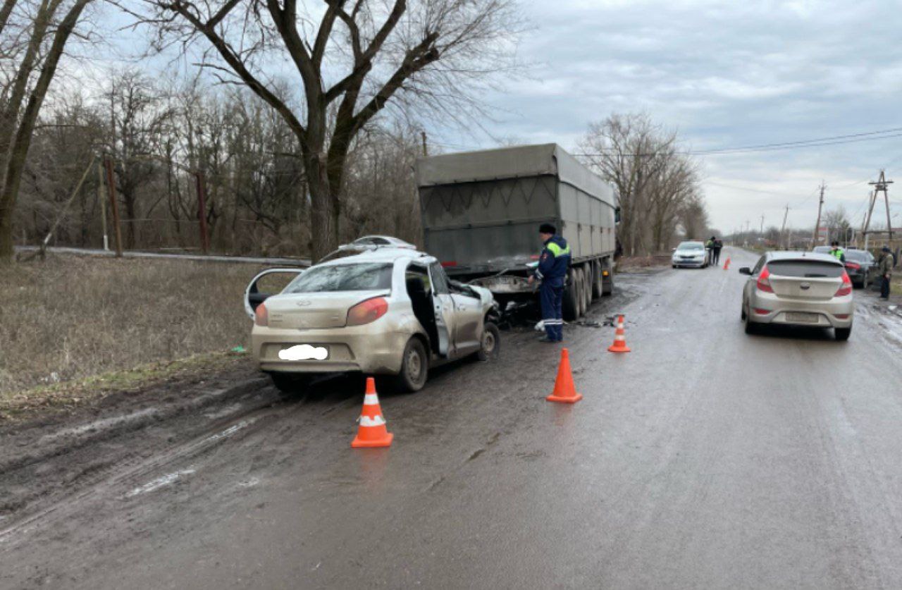 Легковушка на полном ходу врезалась в стоящий на обочине грузовик на Кубани