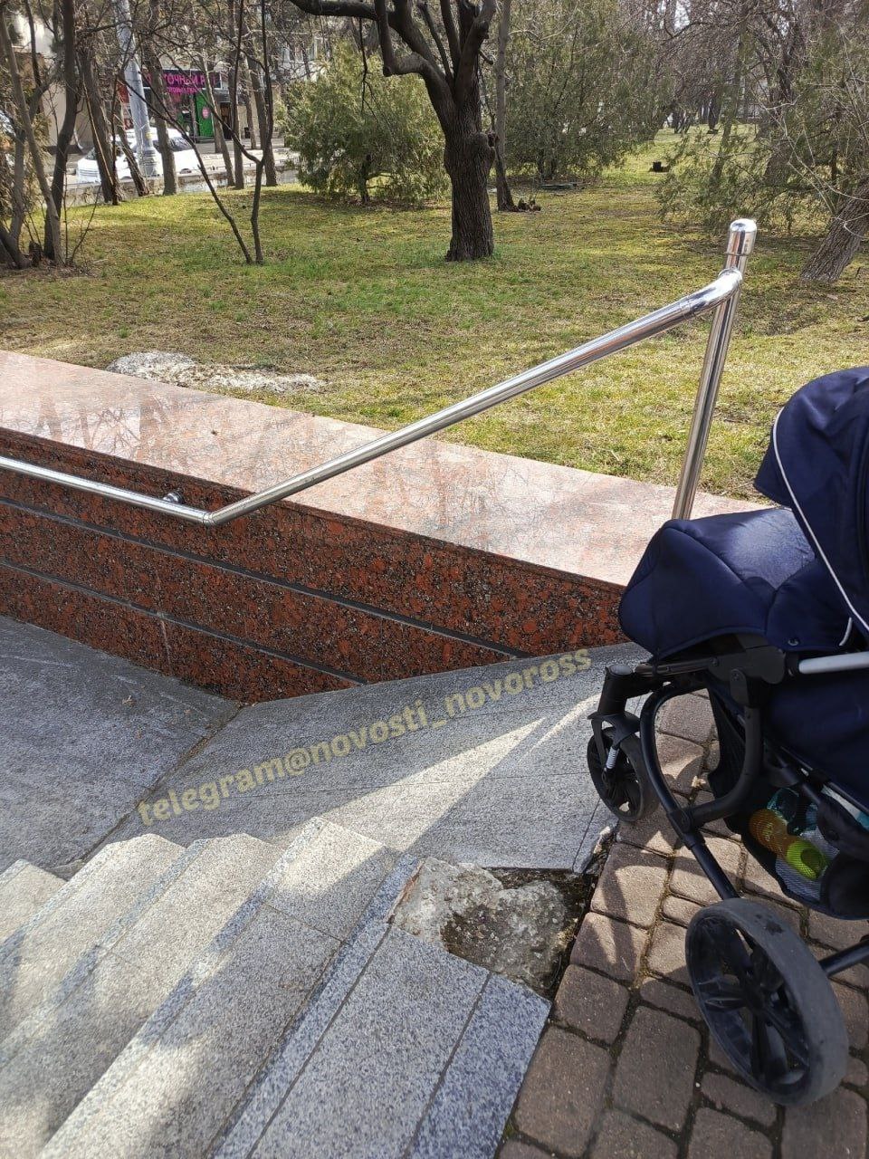 В Новороссийске крутой пандус для инвалидных и детских колясок в парке им. Ленина переделать не смогут
