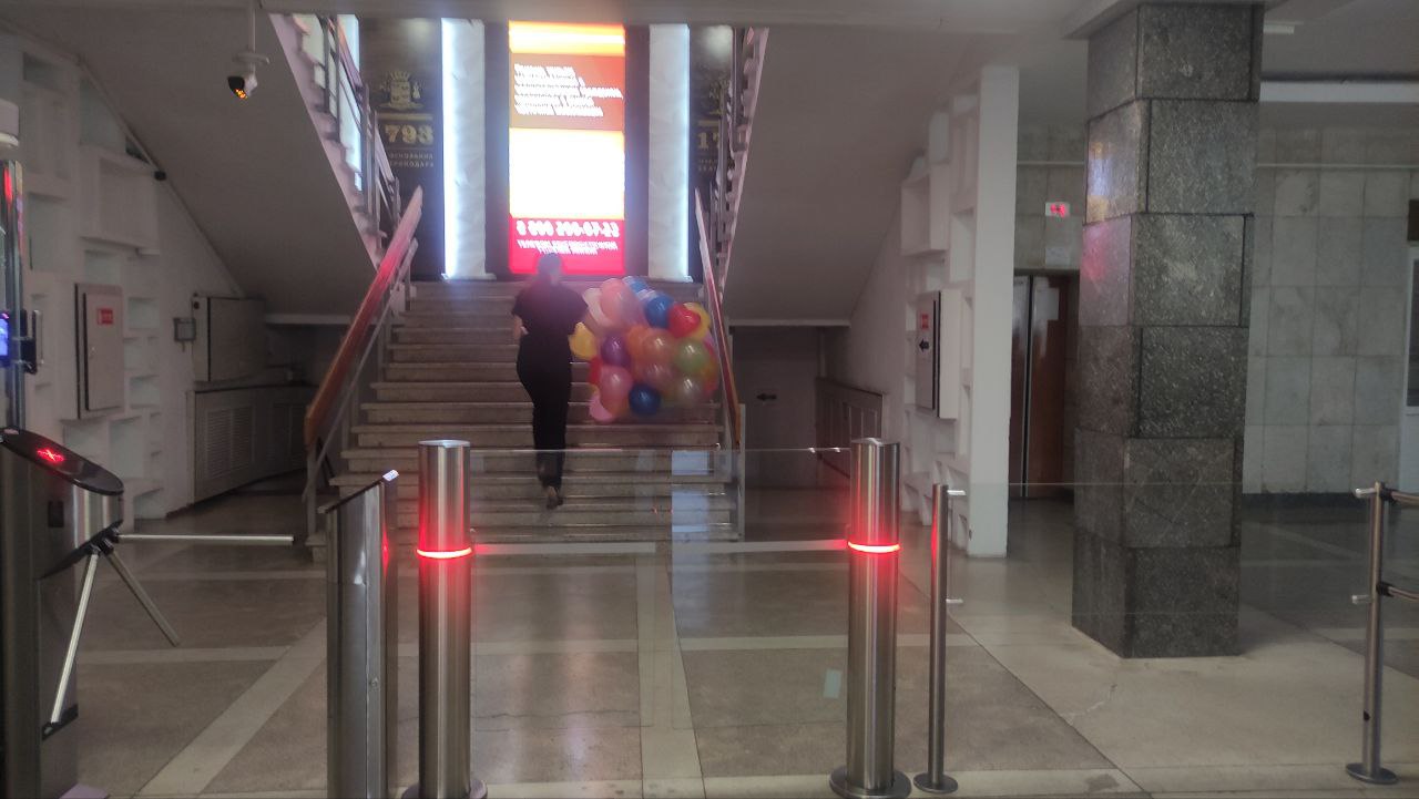 «Вонючие» шары принес общественник к Гордуме в Краснодаре