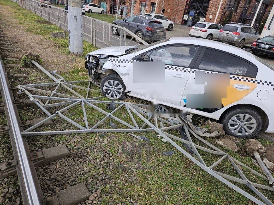 Профильная труба пронзила лобовое стекло такси в Краснодаре