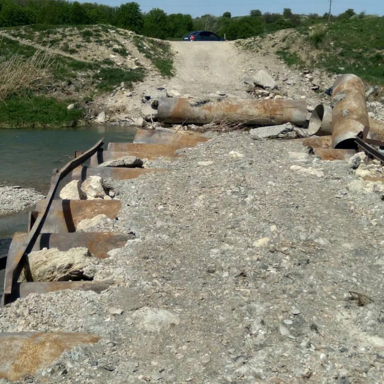 Жители Крымска пожаловались властям на аварийный мост