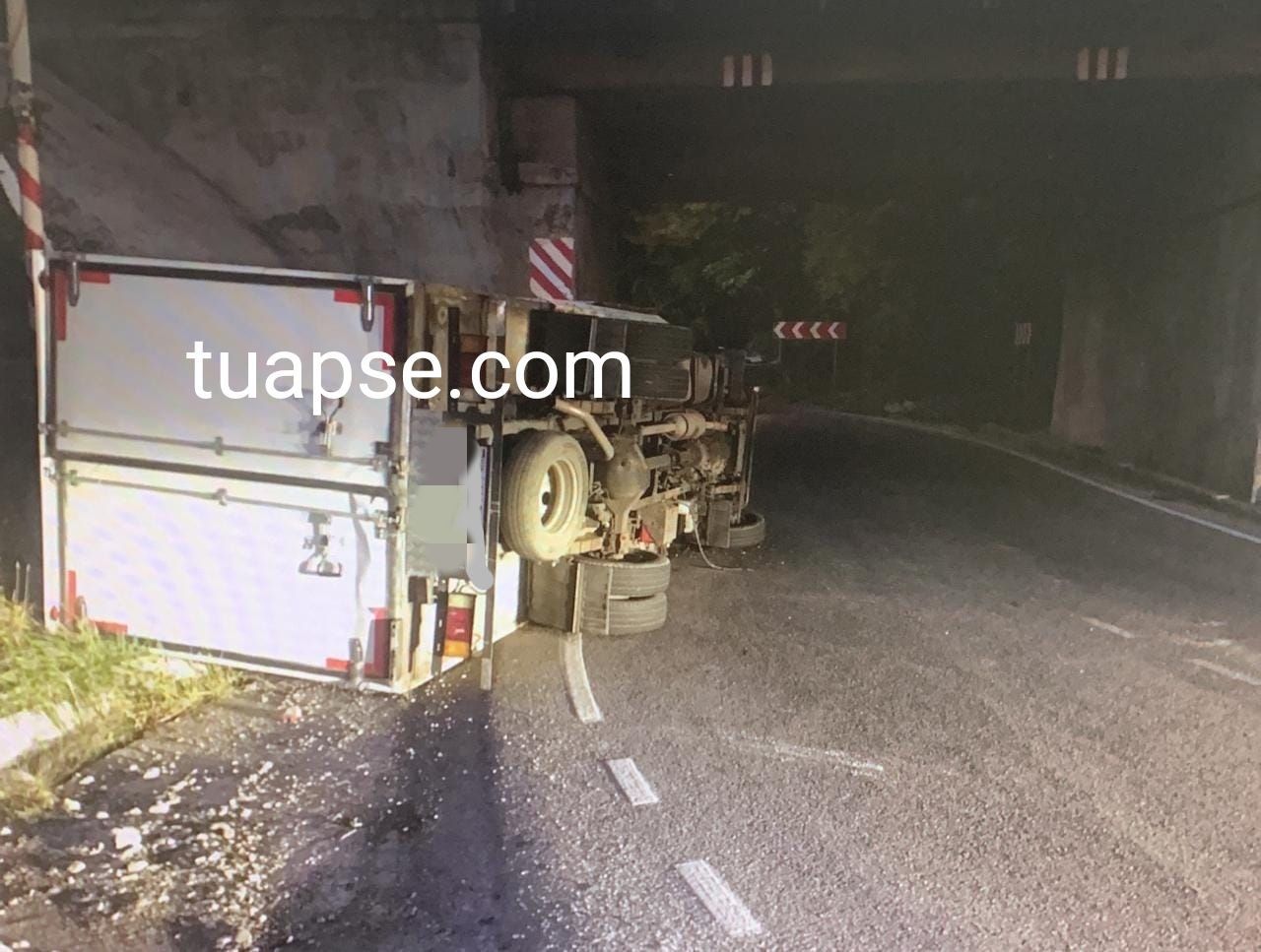 Под Туапсе произошло сразу два ДТП с тремя грузовиками