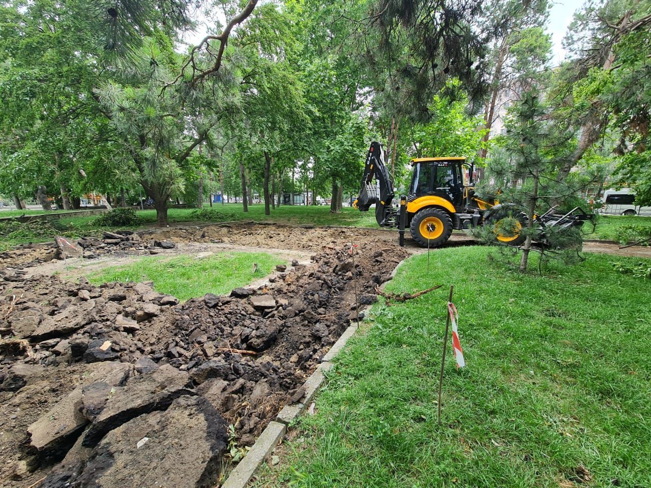 В Карасунском округе Краснодара рабочие перерыли сквер