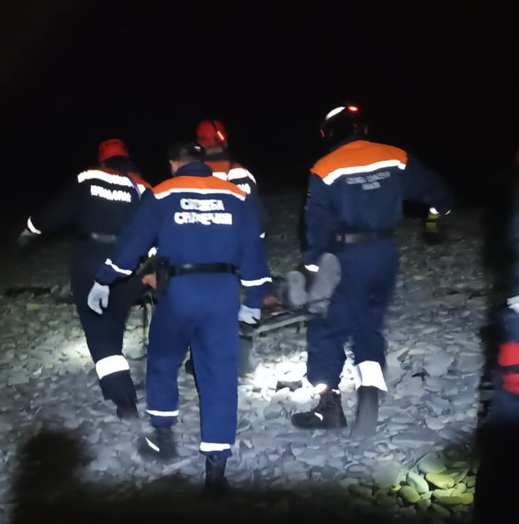 В районе «300 ступеней» в Анапе мужчина сорвался с обрыва и упал на каменистый пляж