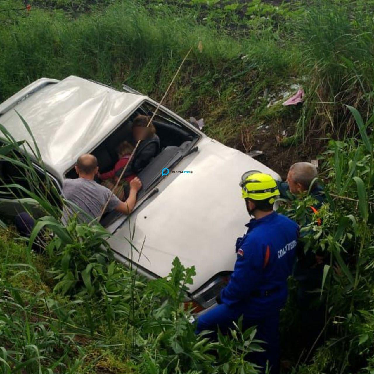 В Краснодарском крае в аварию попала женщина и четверо детей