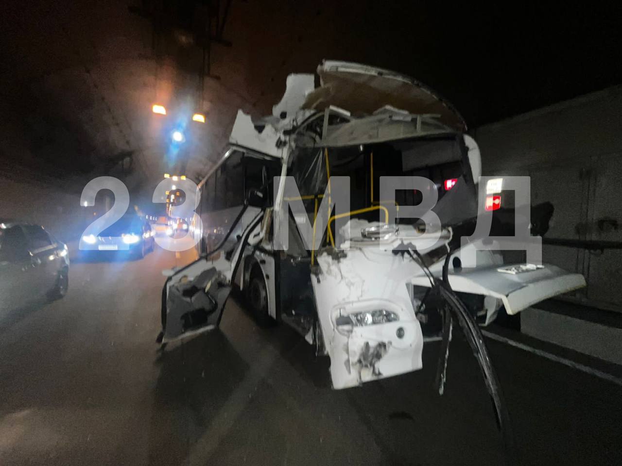 Автобус столкнулся с грузовиком в тоннеле Сочи