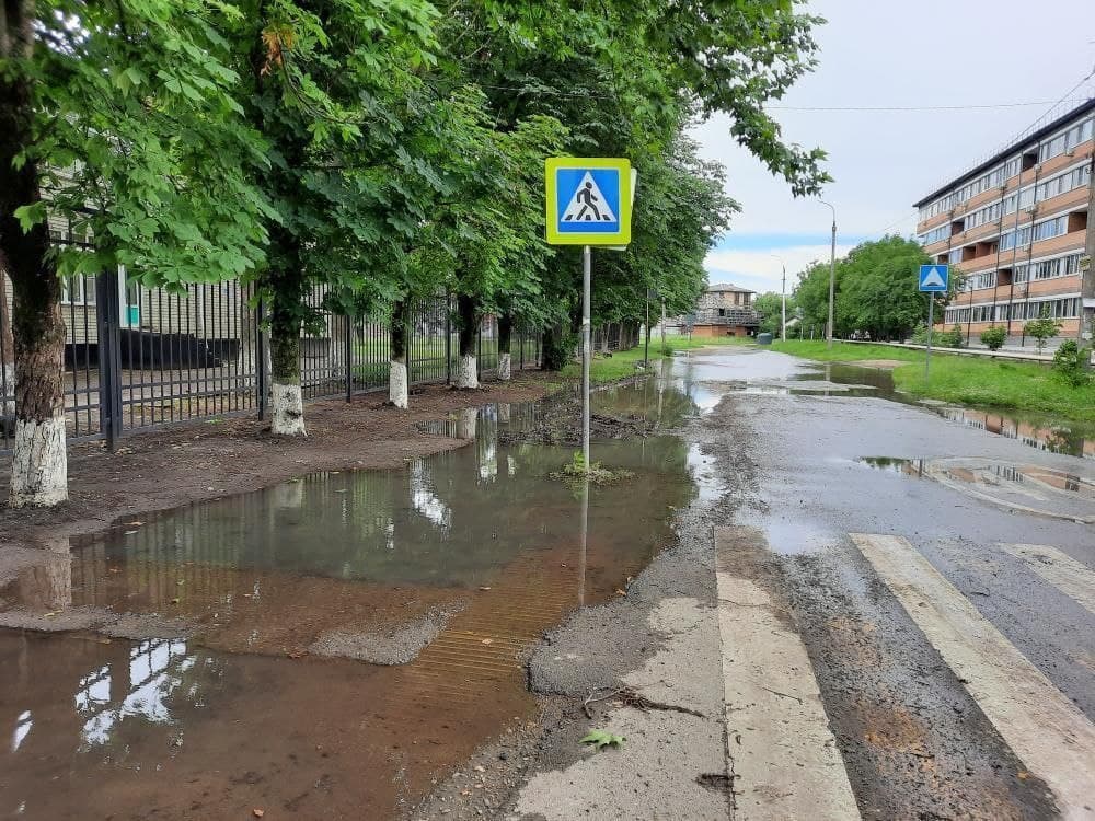 Одну из школ Краснодара окружают рвы и грязь