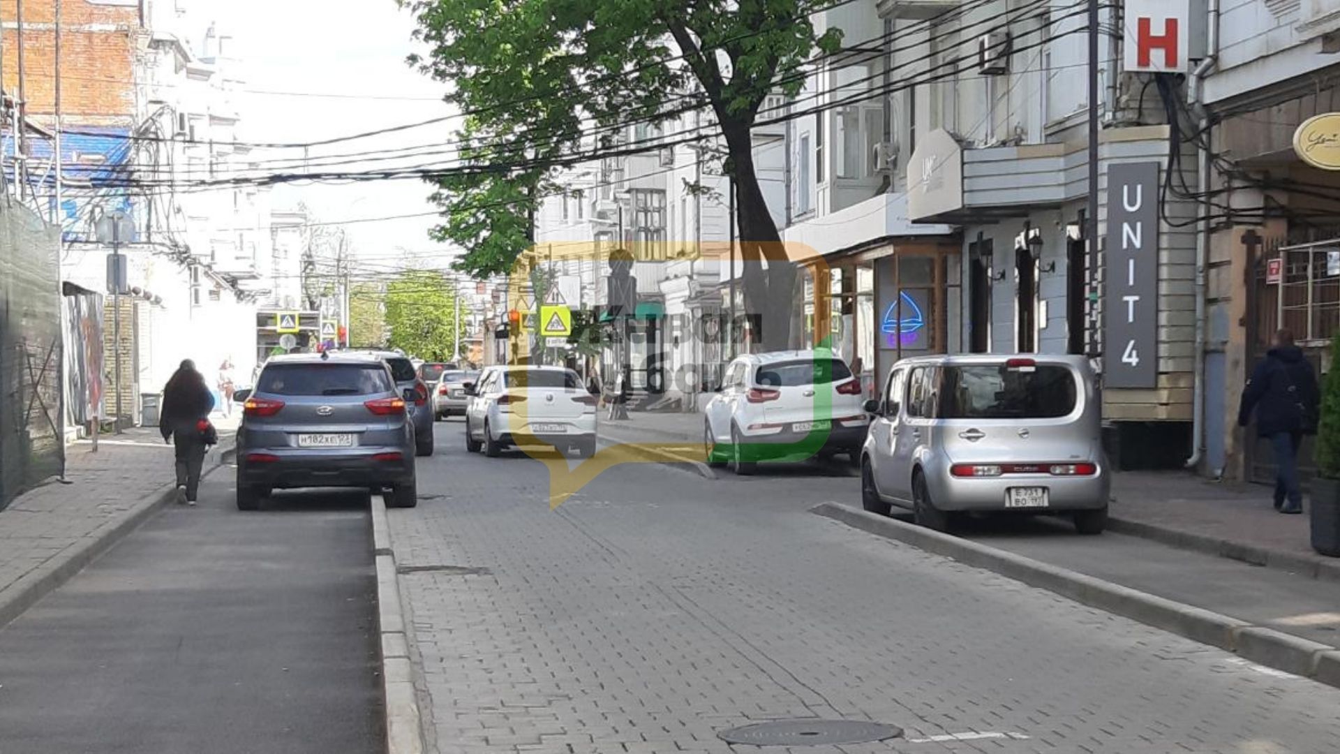 Такой себе проект: в Краснодаре на велодорожках паркуются элитные авто ВИДЕО