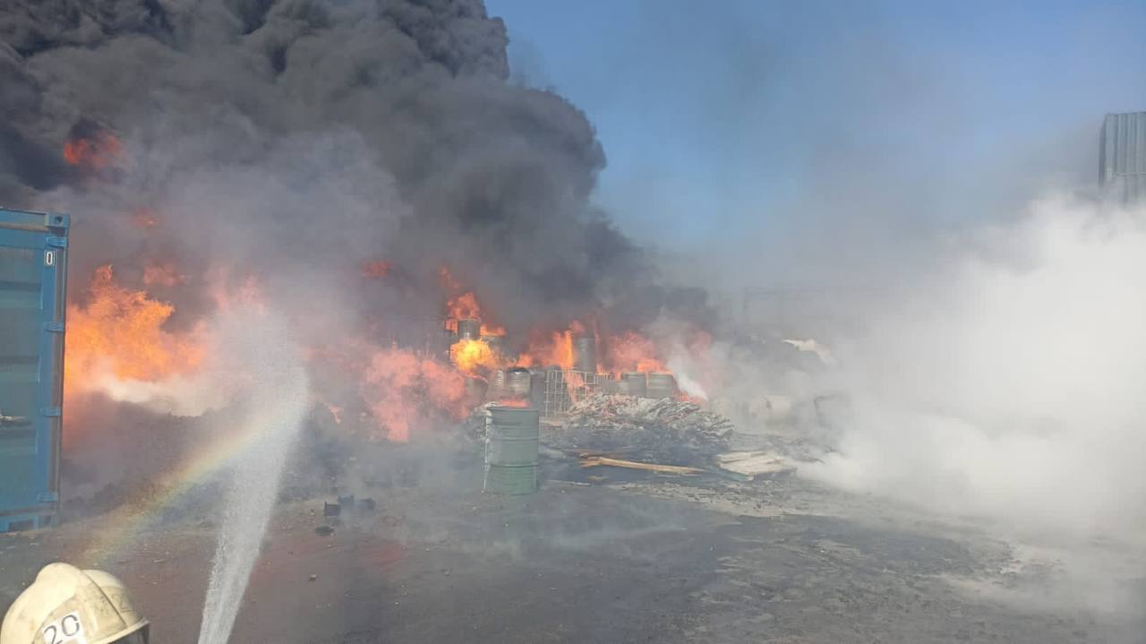 В Восточном районе Новороссийска начался крупный пожар