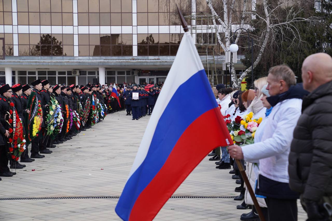 В Приморско-Ахтарске простились погибшим с летчиком