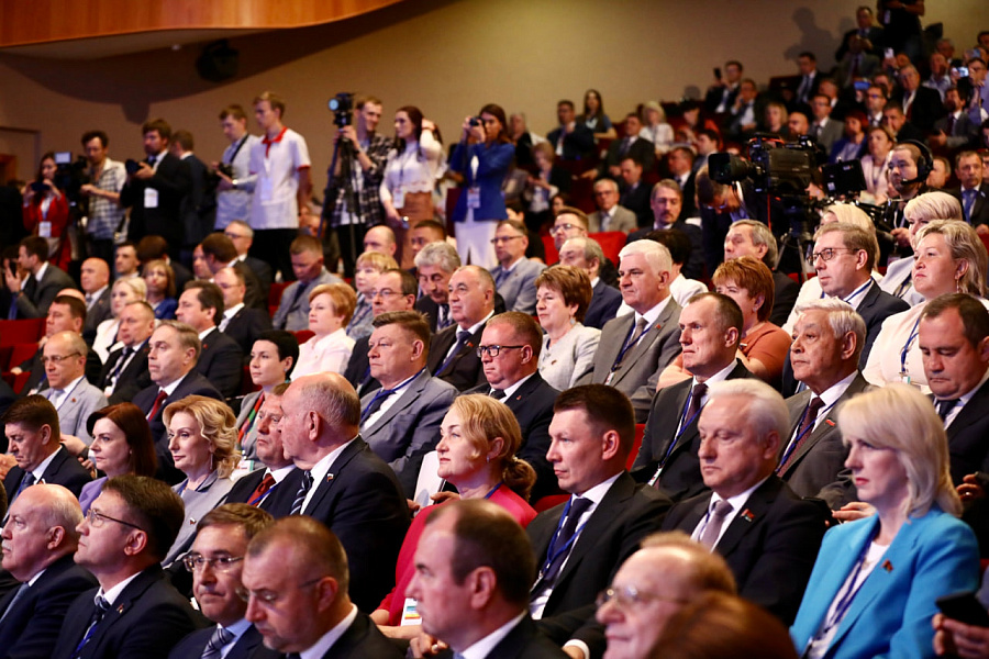 Губернатор Кубани веселился, выступая на пленарном заседании форума регионов России и Беларуси?