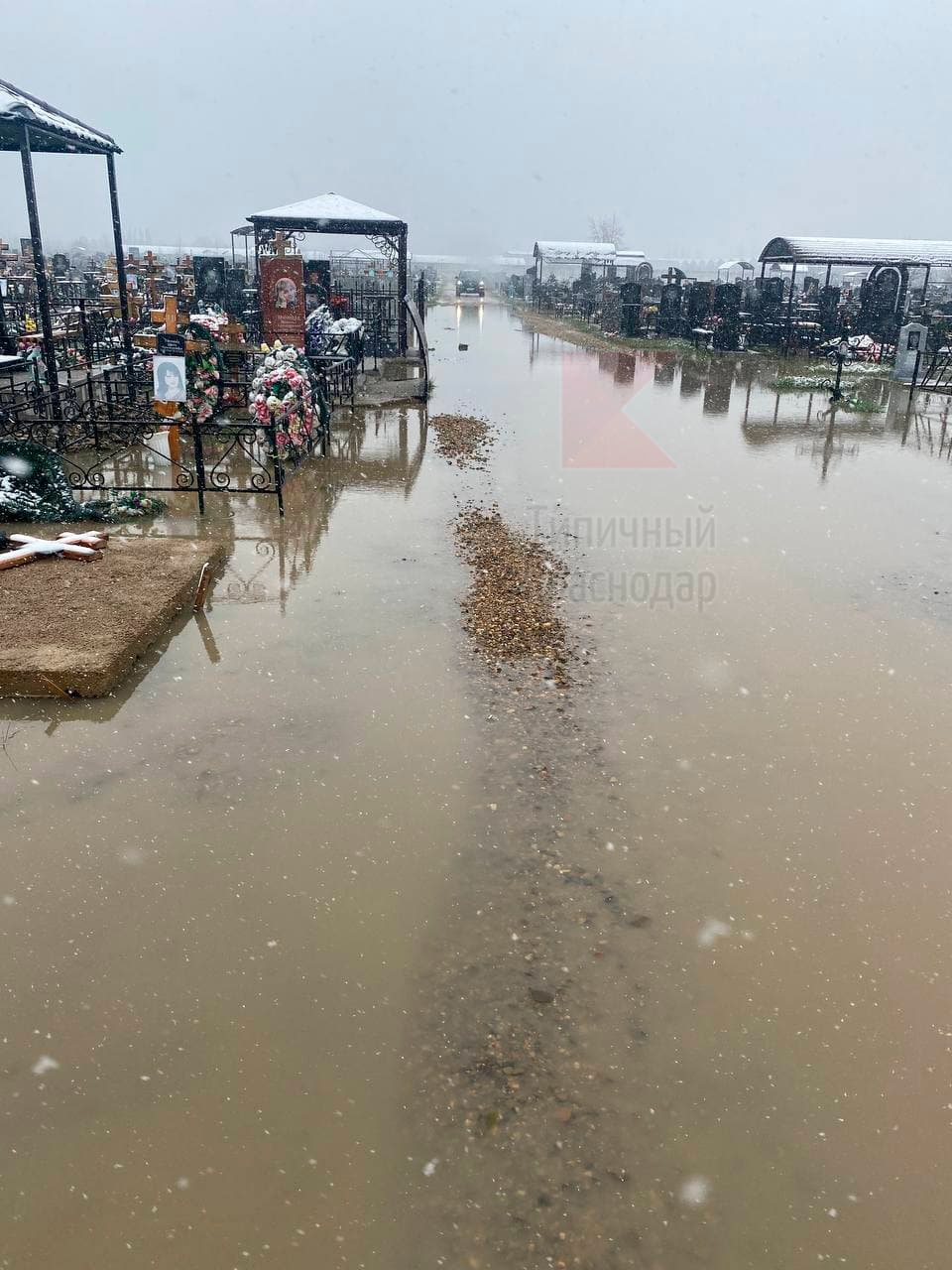 В Краснодаре кладбище утонуло в воде из-за осадков