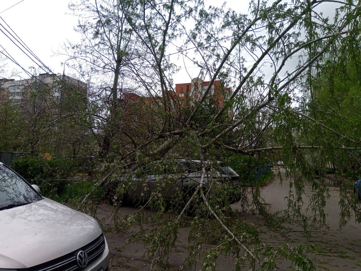 В Краснодаре с многоэтажки ураганным ветром сорвало крышу ВИДЕО
