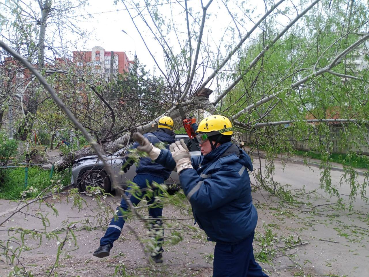В Краснодаре с многоэтажки ураганным ветром сорвало крышу ВИДЕО