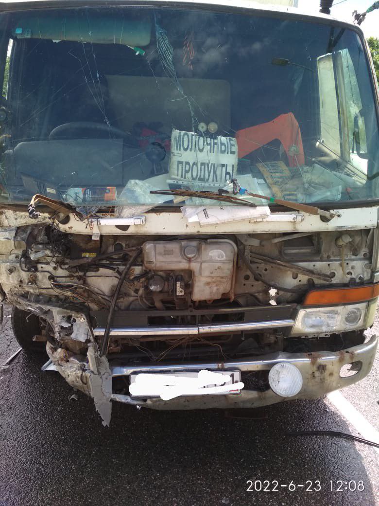Под Новороссийском женщину зажало в салоне после аварии с грузовиком