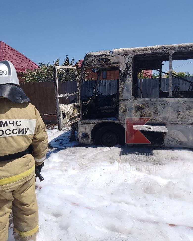На Кубани пассажирский автобус вспыхнул на ходу и сгорел дотла ВИДЕО