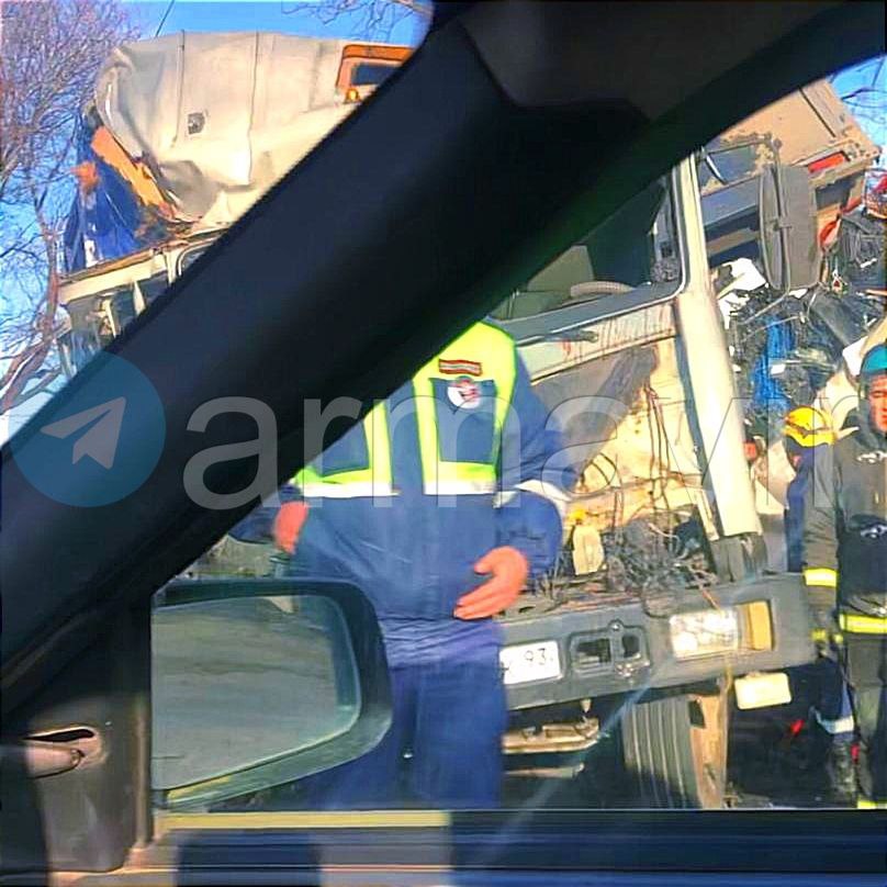 На Кубани в аварии трех грузовиков погиб водитель