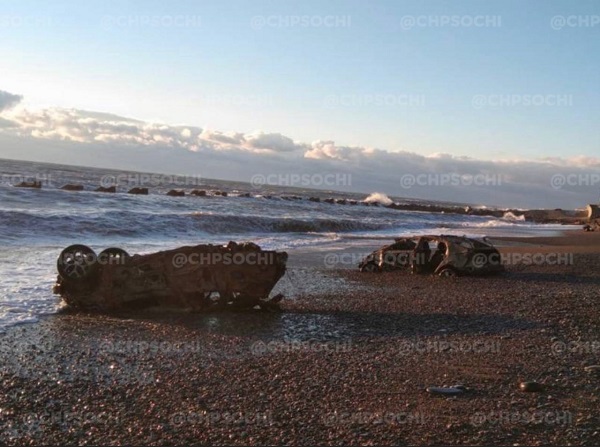 После шторма на побережье Сочи вынесло два автомобиля 