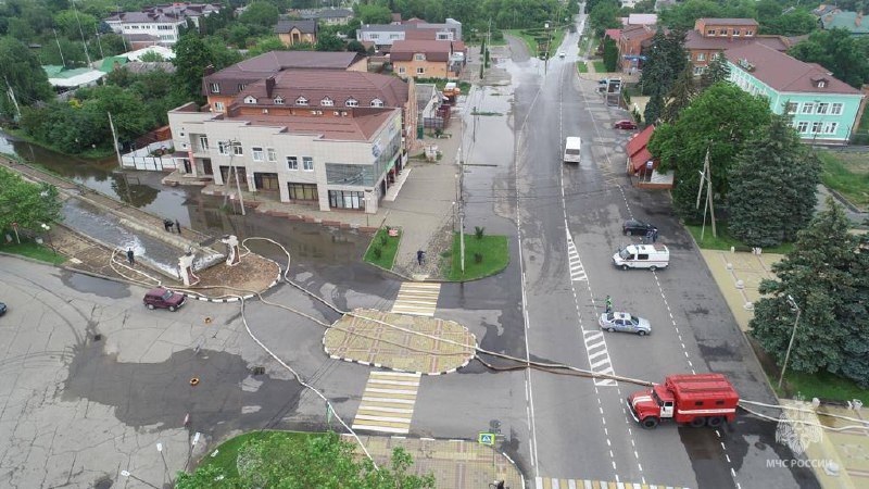 На Кубани из-за дождей вода затопила дома и дворы в Курганинске