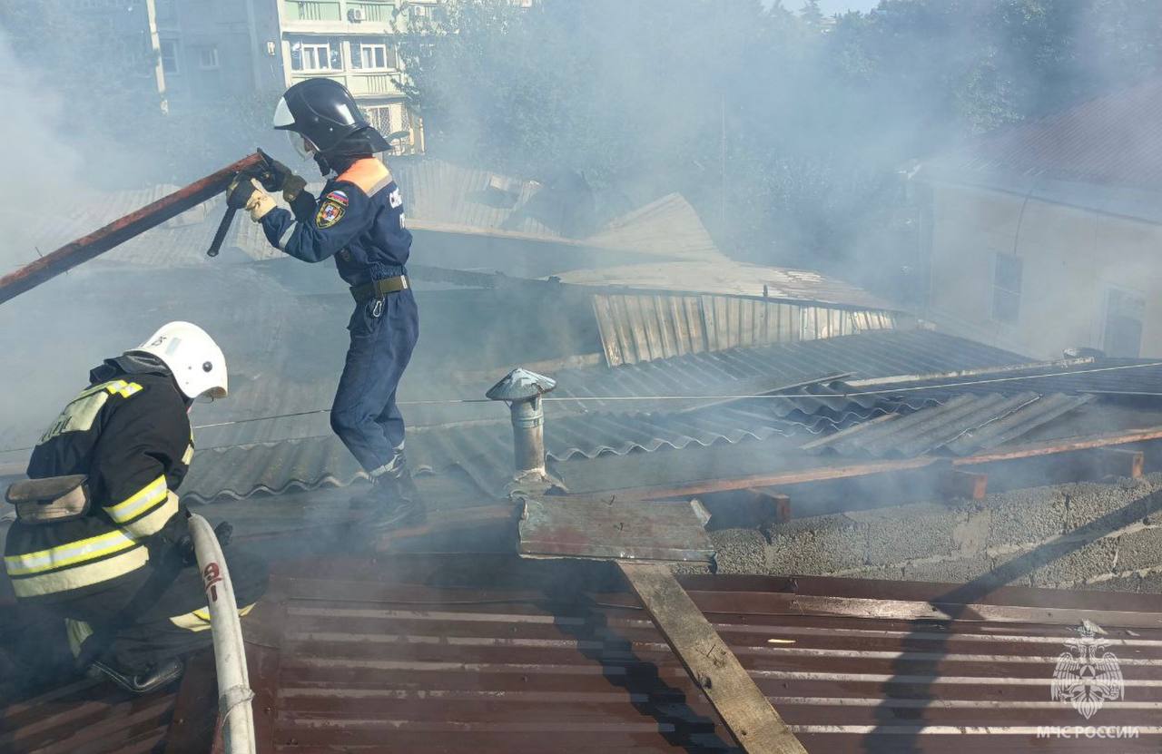 В Сочи из горящего двухэтажного дома эвакуировали 17 человек