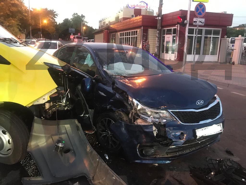 В Краснодаре машина скорой помощи на встречке врезалась иномарку