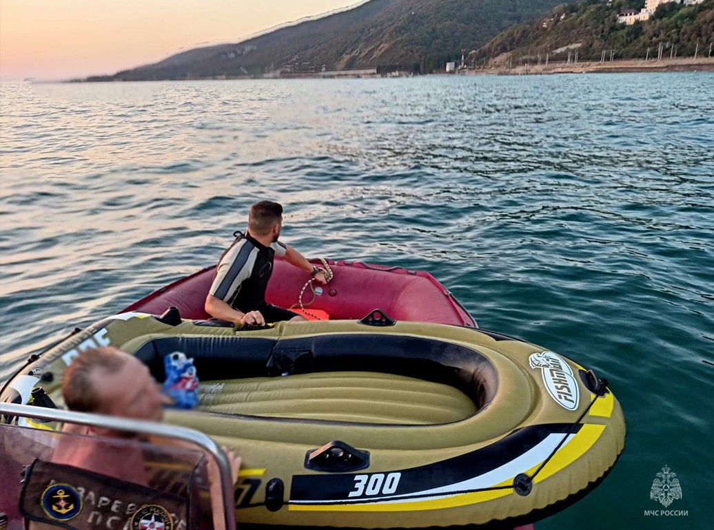 В Сочи пьяный москвич уснул в лодке и его унесло в открытое море