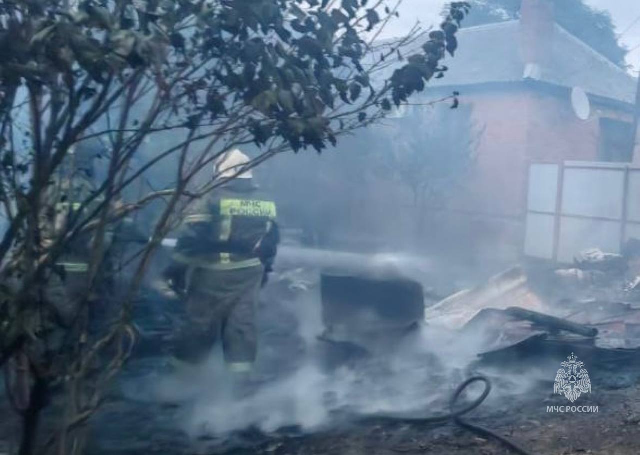 В Краснодаре пожар на мусорке перекинулся на гаражи