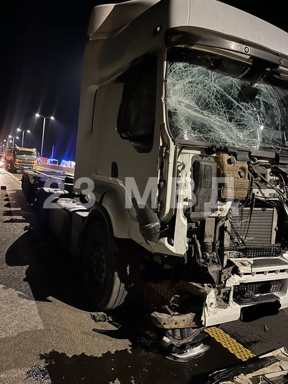 В Динском районе Кубани в микроавтобус с пассажирами врезался грузовик