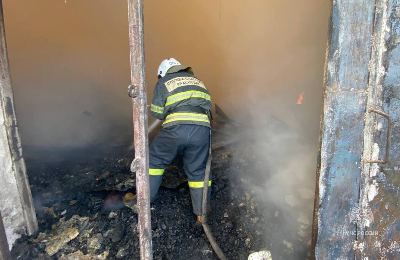 В Краснодаре горят склады на площади 700 квадратных метров