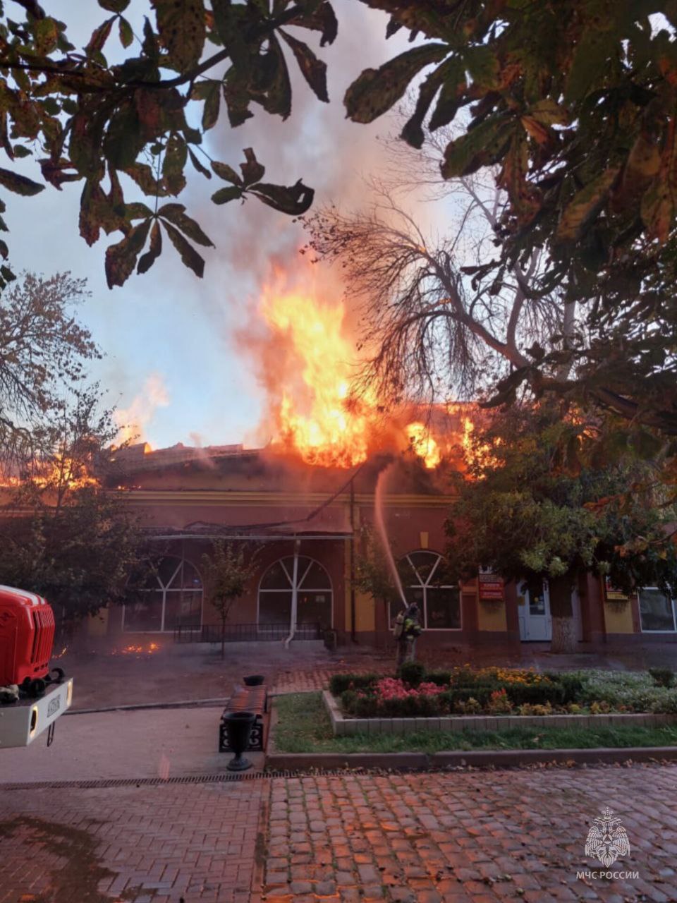 В центре Ейска ночной пожар уничтожил здание банка 