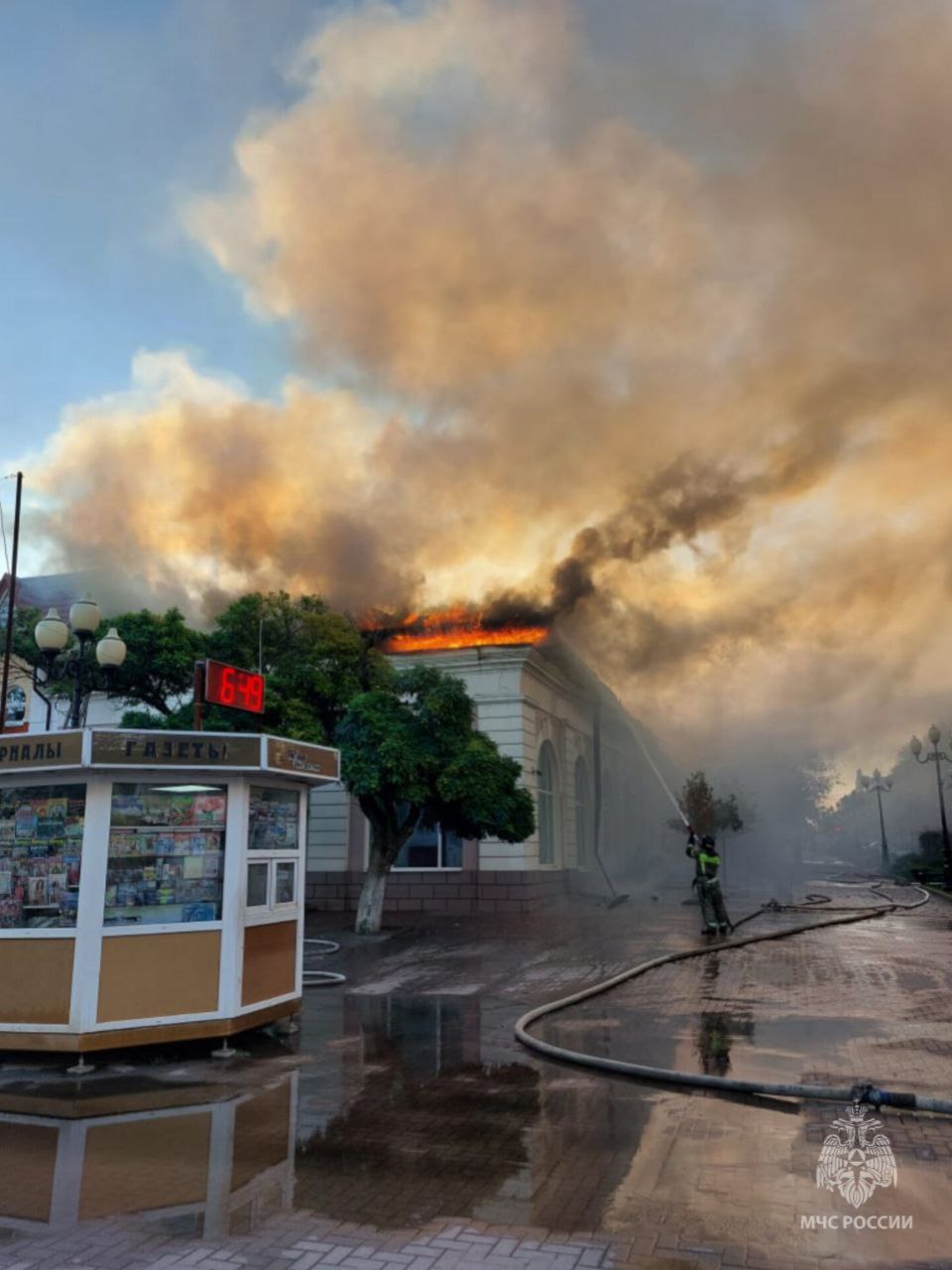 В центре Ейска ночной пожар уничтожил здание банка 