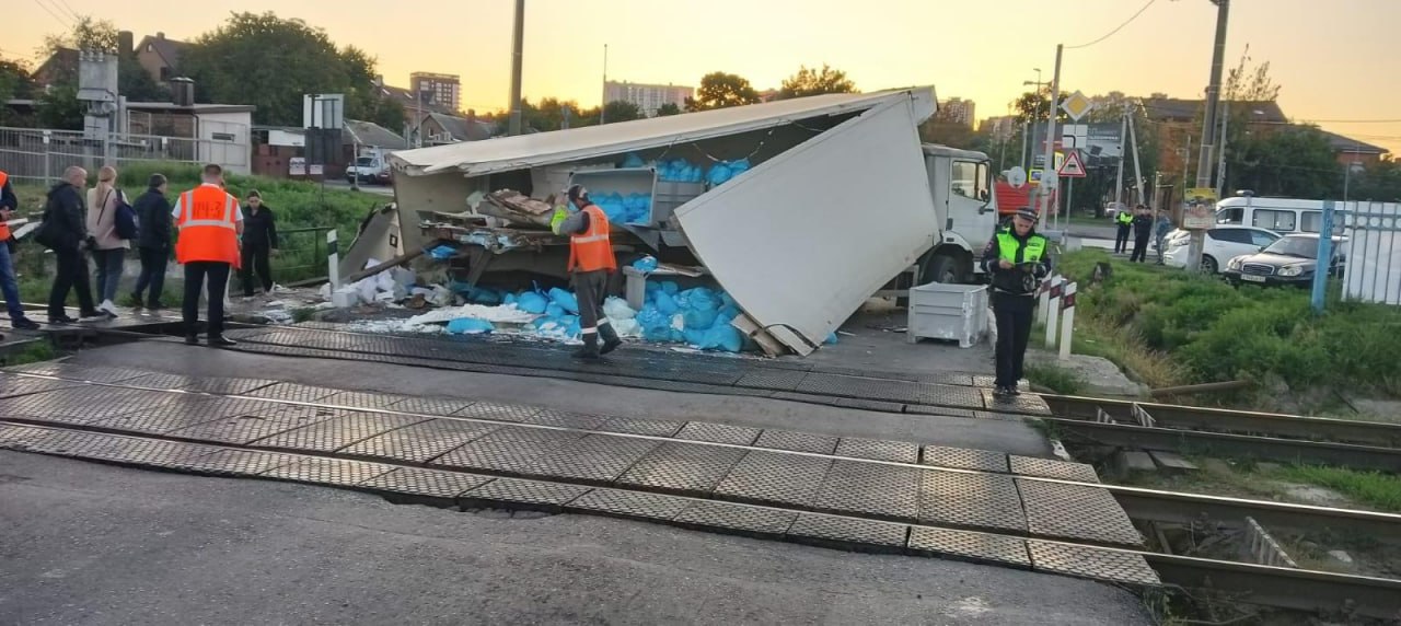 Поезд «Адлер - Санкт-Петербург» врезался в грузовик с творогом