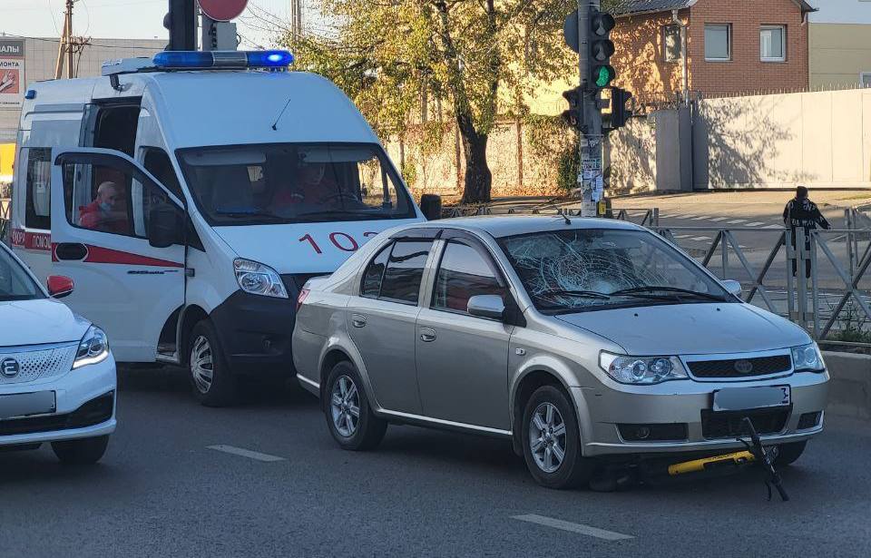 В Краснодаре самокатчик решил проскочить на красный свет и угодил под машину