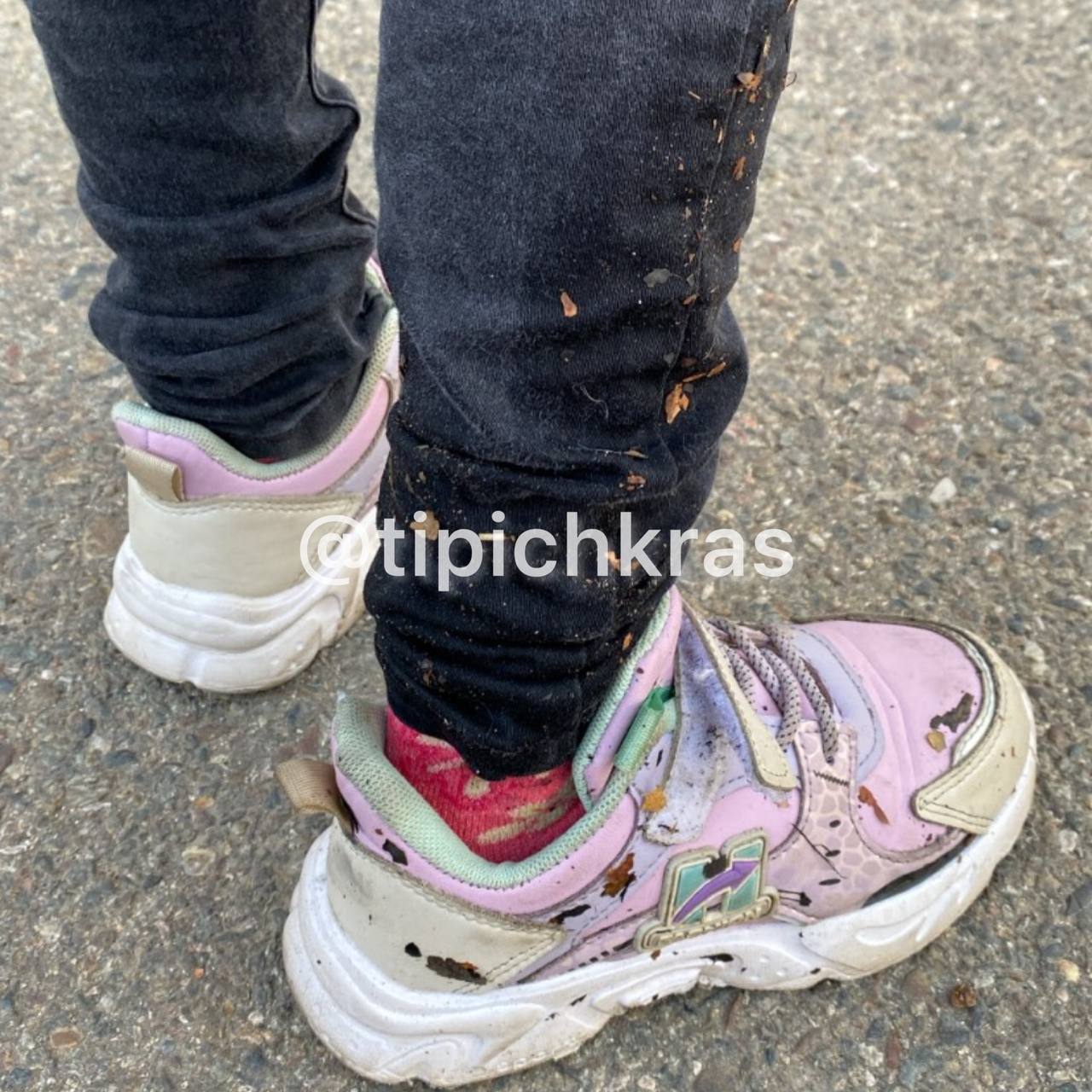 В Краснодаре по пути в детский сад ребенок провалился в открытый люк, засыпанный листвой