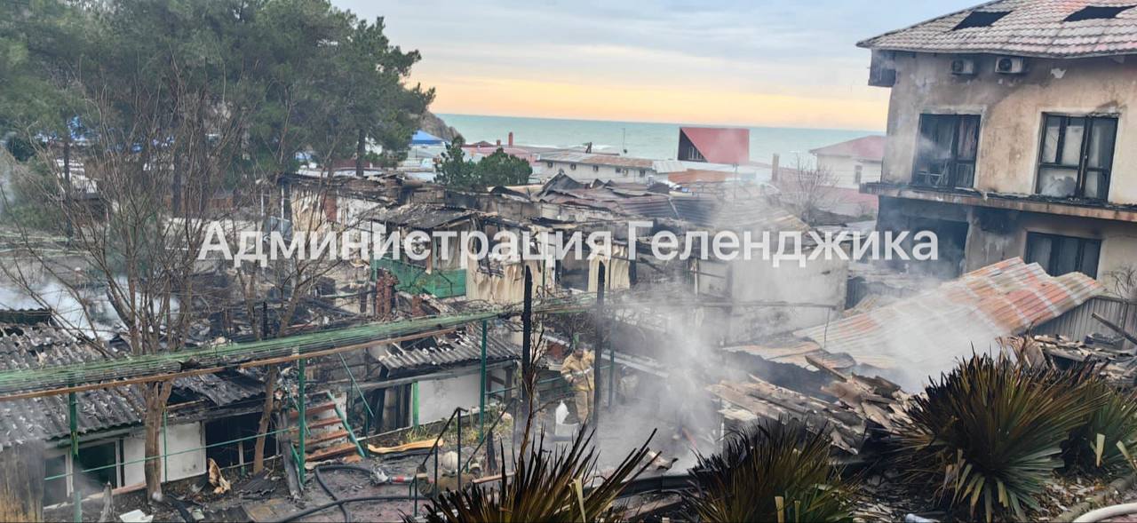 В хуторе под  Геленджиком из-за короткого замыкания сгорели  десять гостевых домов
