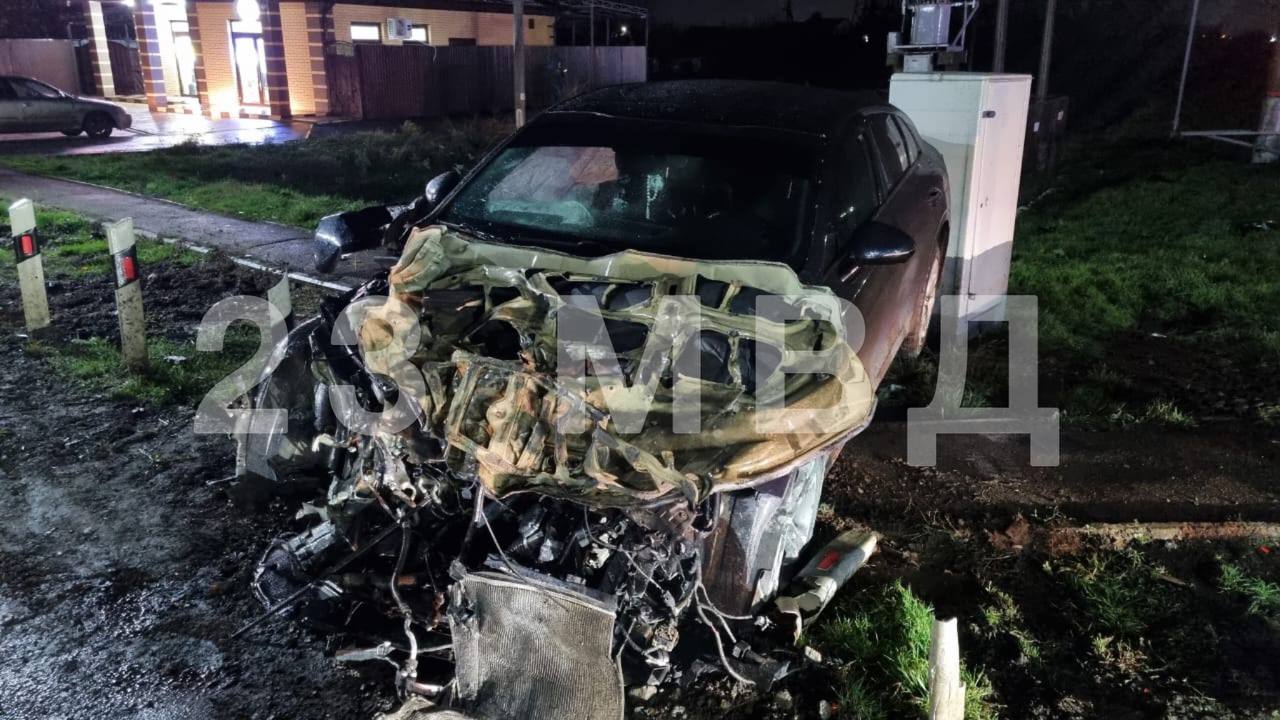 В Краснодарском крае водитель иномарки выжил после столкновения с электричкой