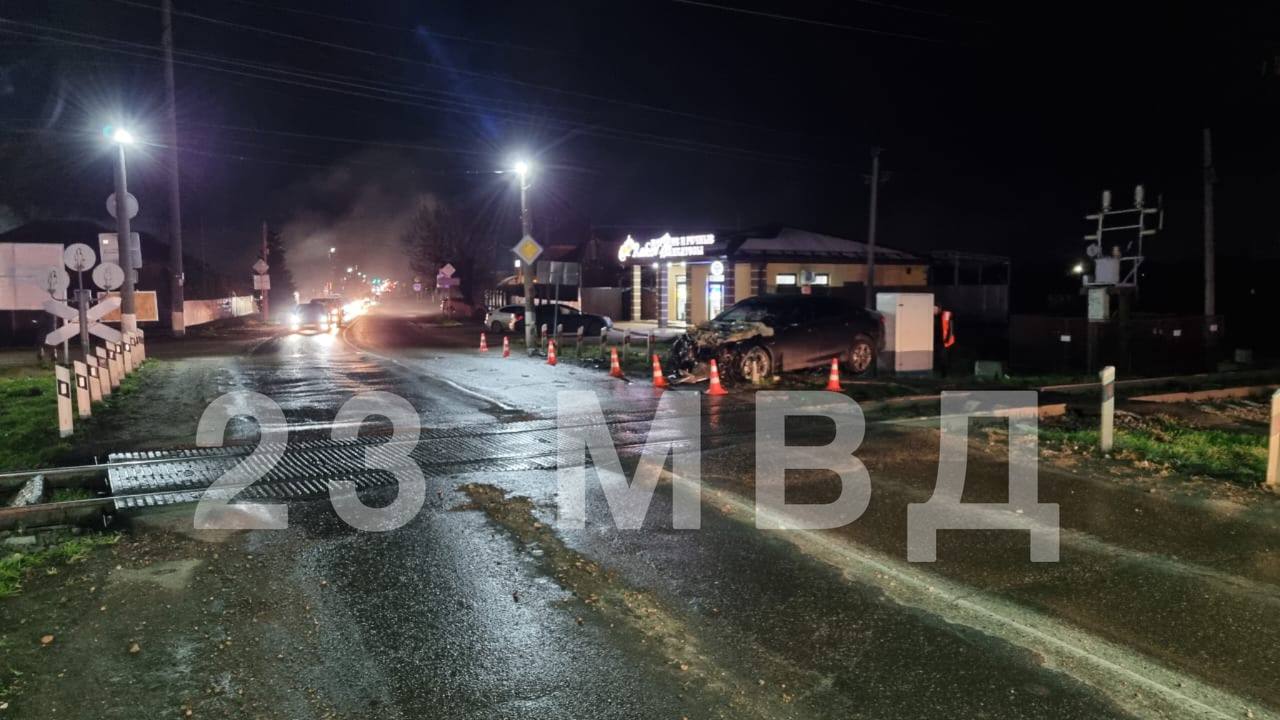 В Краснодарском крае водитель иномарки выжил после столкновения с электричкой