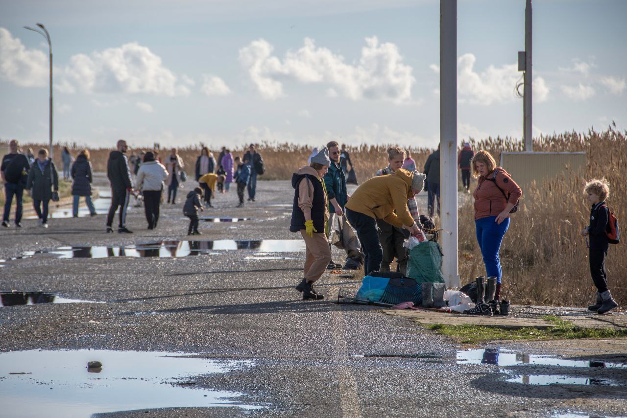 Жители Новороссийска устроили субботник на Суджукской косе